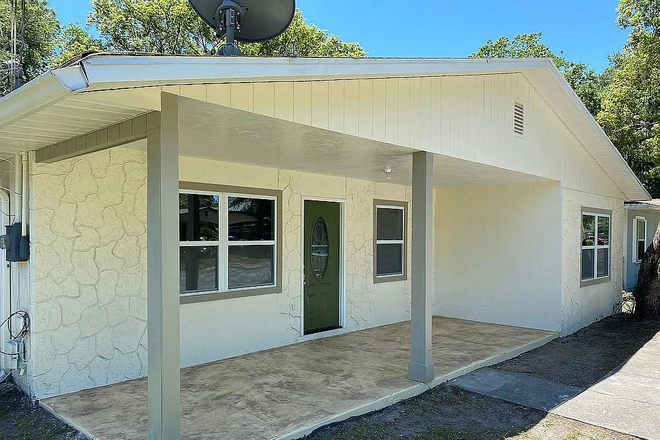 Front of house - Spacious 4 Bedroom 2 Bath House for Rent Walkable to UF Campus!