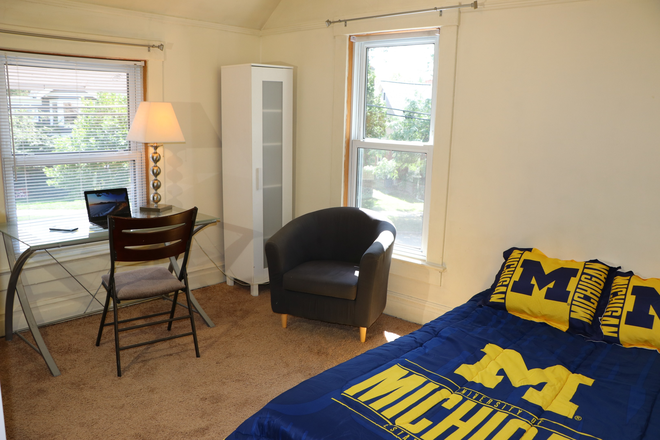 827 McKinley - Bedroom #5 - LAST ROOM available - SUPER CLEAN - 827 McKinley Ave: 7 bdrm (UofM: State / Packard) - 1 room left House