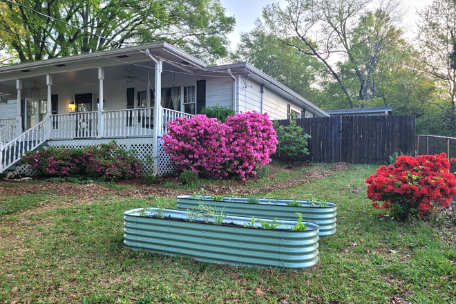 Front yard with raised beds - 7 Minutes To MARTA: Private Room: Quiet Neighborhood House