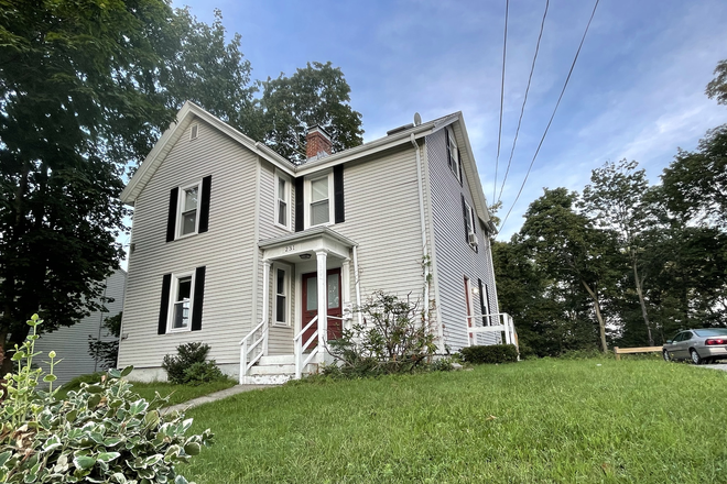 EXTERIOR - **FALL SEMESTER 2025 **  SINGLE FAMILY ON FOSTER ST / 4 BED / 2 PARKING / 4 & 1/2 MONTH LE House