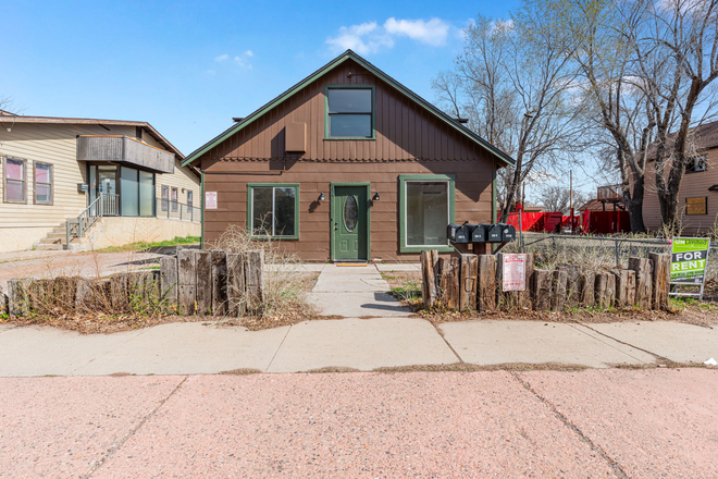 Front of House - 6 Bedroom Gem steps away from Campus! House