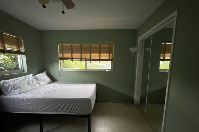 Room Up for Rent - Cute Beach house, close to campus