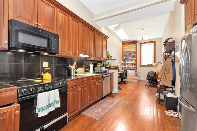 LIVING - 1 BED CLOSE TO CAMPUS WITH IN UNIT LAUNDRY! 9/1/25!