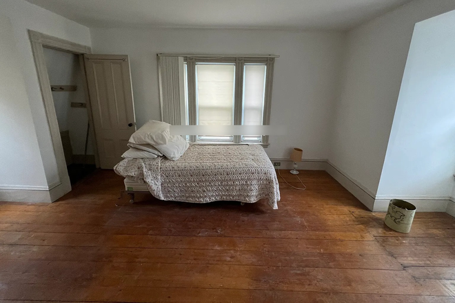 - - Available 6/1/2026! Close to Campus! 6 bed 2 bath single family house w/ laundry and parking