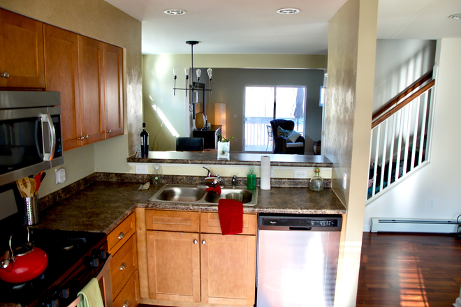 Kitchen - Two Bedroom 2.5 Bathroom Townhome for Rent 5 Minutes from UVM in Safe South Burlington Neighborhood