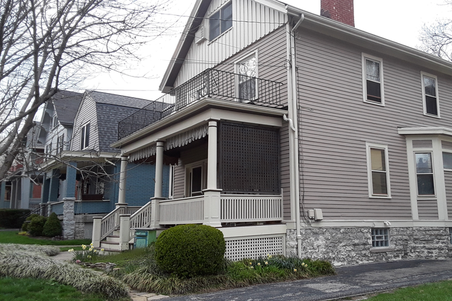 2461 Fairview Ave - Outstanding Furnished 2 Bedroom Easy Walk to UC