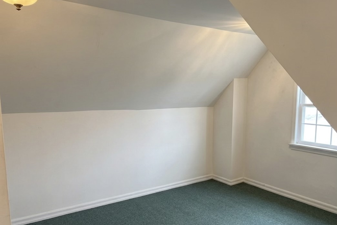 Bedroom - Five bedroom house with lovely large gardened yard