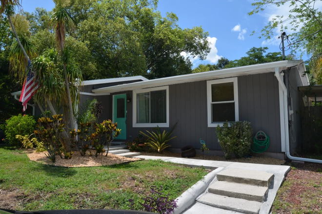 front of house - $775 per bedroom - 2 Bedrooms available - move in 8-1-2025 w Bathroom, or move in 8-26-25 House