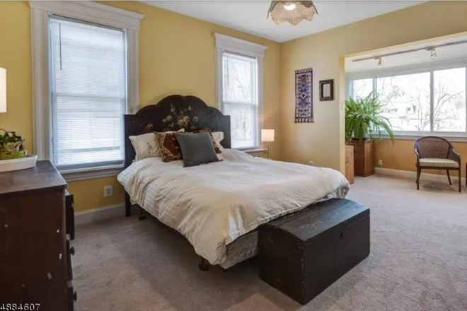 Bedroom - 5-bedroom house, close to campus, all girls