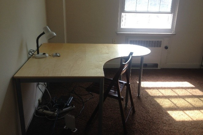 Desk in quiet private bedroom - Private Bedroom w/ Private Bathroom in spacious apartment. Shared Kitchen with 1 other person in apt