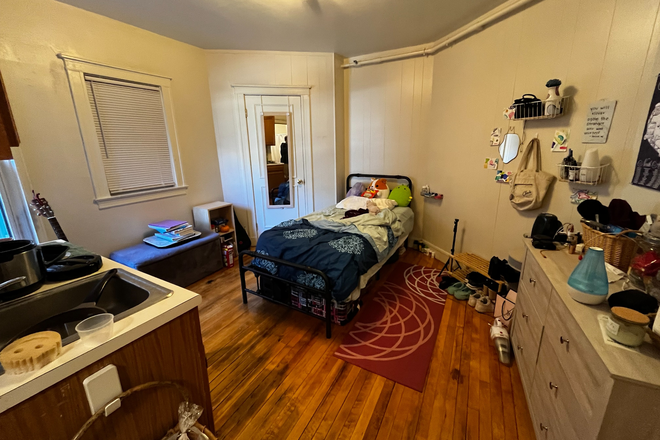 a - Great studio apartment!