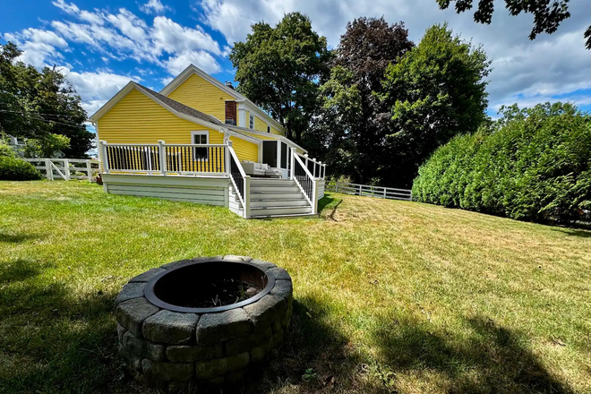 Fenced in back yard/deck - Lovely Farmhouse Fully Furnished 3bed/2bath