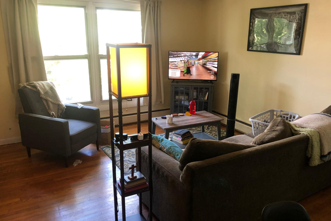 Common area. NOTE: No TV at the moment. - Private bedroom in a 2-bedroom apartment