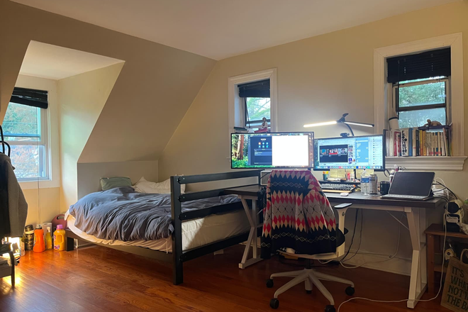 bedroom - ROOM FOR RENT IN DOWNTOWN COLLEGE PARK House