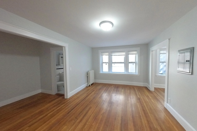 living/sleeping area - Sunny Brighton studio for 9/1 - NO FEE!