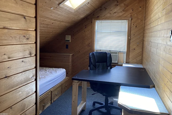 Bedroom - 15 Radnor Rd, Close to Campus, Fall Sublet Duplex