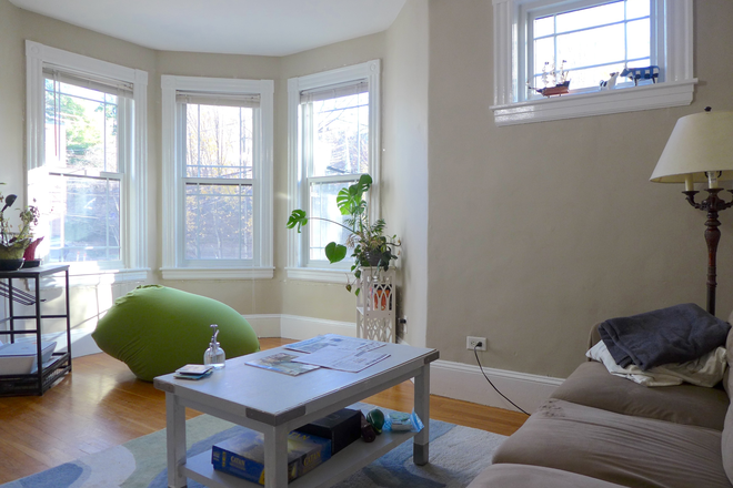 bostonrealtyonline.com - Charming and Spacious Four Bedroom with Outdoor Space Apartments