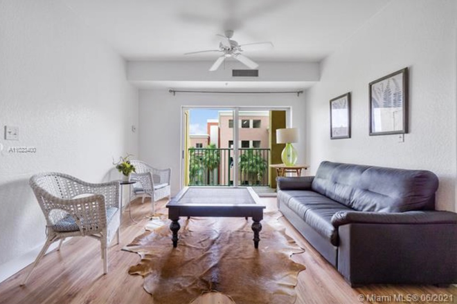 living room - FURNISHED 3 BEDROOMS, renovated, close to campus
