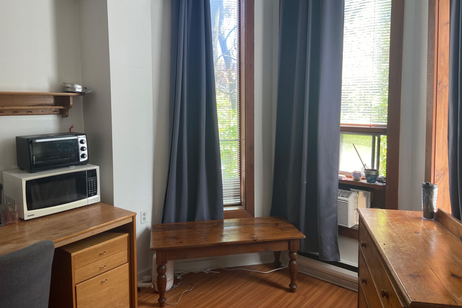 4 windows to the east - Room with private washroom 5-10 minutes away from UofT in the heart of downtown Toronto
