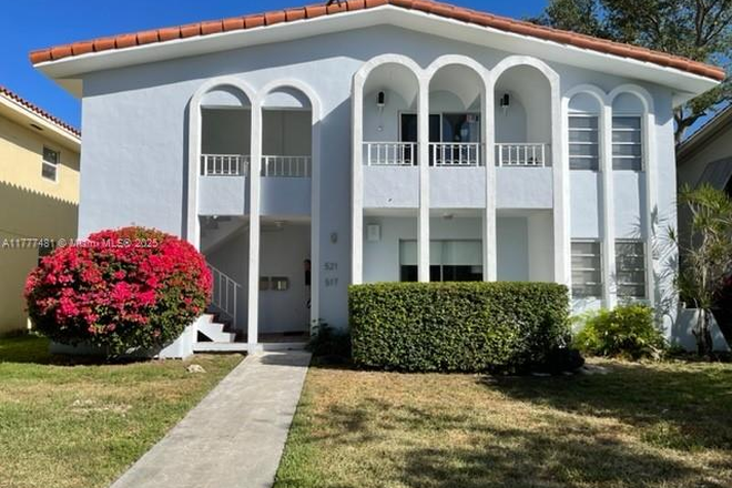 Outside Picture of Duplex - Apartment Close to Campus