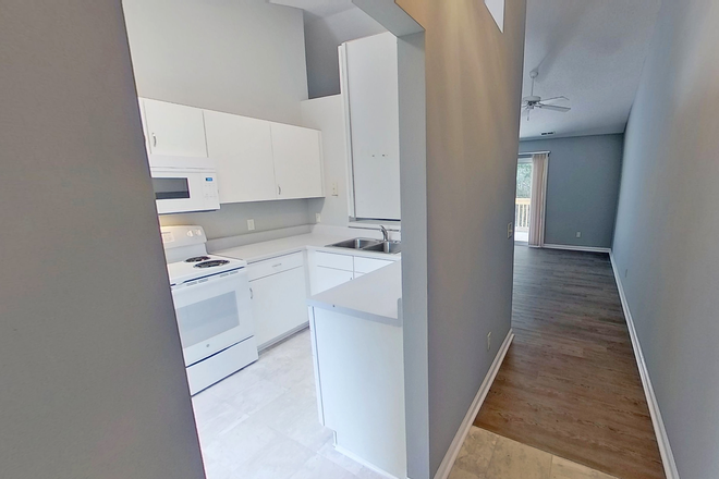 Foyer looking into kitchen - 3 BD/2 BA Upper Unit Condo in Hawthorne Park