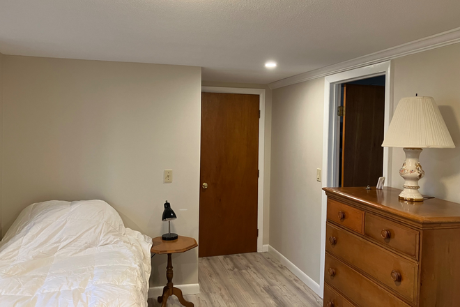 bed and bureau - 2 ROOM STUDIO APARTMENT, FURNISHED,  ALL UTILITIES INCLUDED