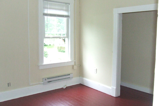 Beautiful light in bedrooms! - AWESOME Room in 3-br apartment 14-min to UCONN. Walking distance to shopping/restaurants/and bus