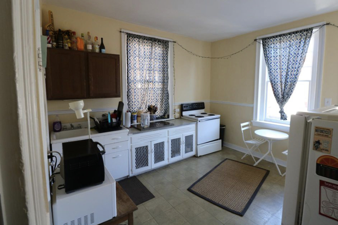 Kitchen - Huge 5 Bedroom**Practically on campus! Apartments