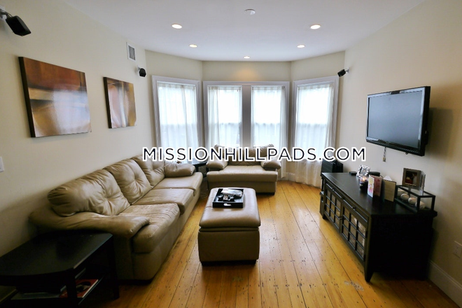 Living room - 3bd/2bath-9/1/25- GREAT PRICE - Hillside st Apartments