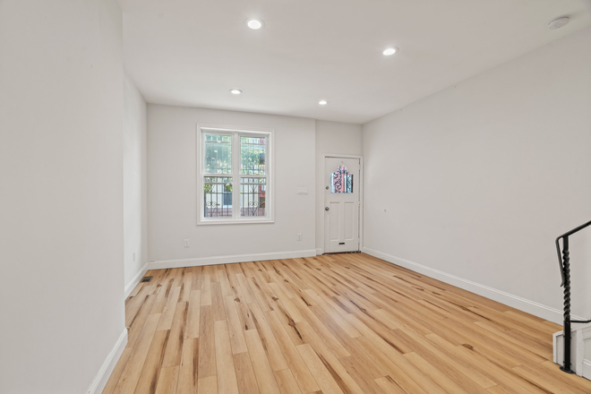 . - 2 Blocks to campus! ENTIRE house is new inside as of 2021! Nice sized bedrooms! Laundry / Central AC