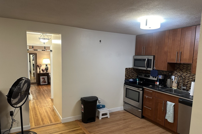 . - Large 1 bed 1Bath w/ RENOVATED kitchen, Available 6/1/25 Apartments