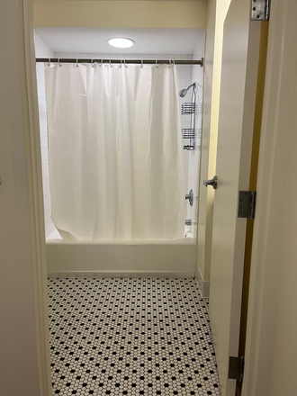 Bathroom - Harvard housing, On HBS campus, 15 minutes walk to Kennedy School/ Yard/ T station
