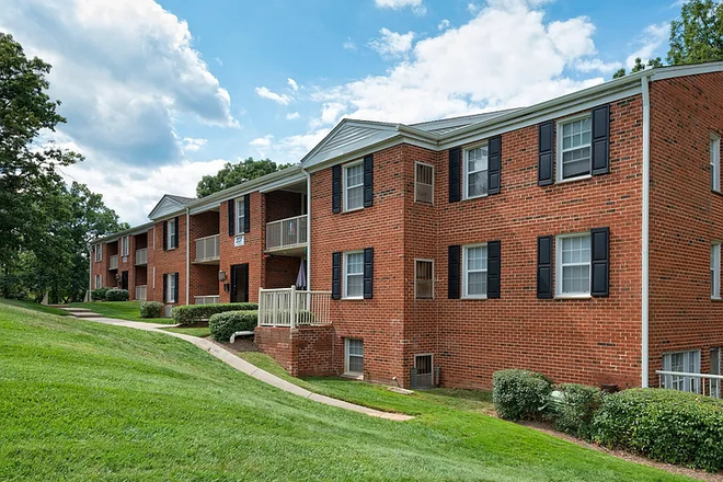 Building - Room in Greenbelt Historic District - 15min from Campus Apartments