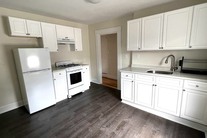 Kitchen - Bright 1 Bed Near Campus No Broker Fee Apartments