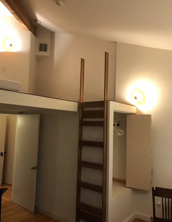 Room and loft - Lovely Room across from BC main campus House