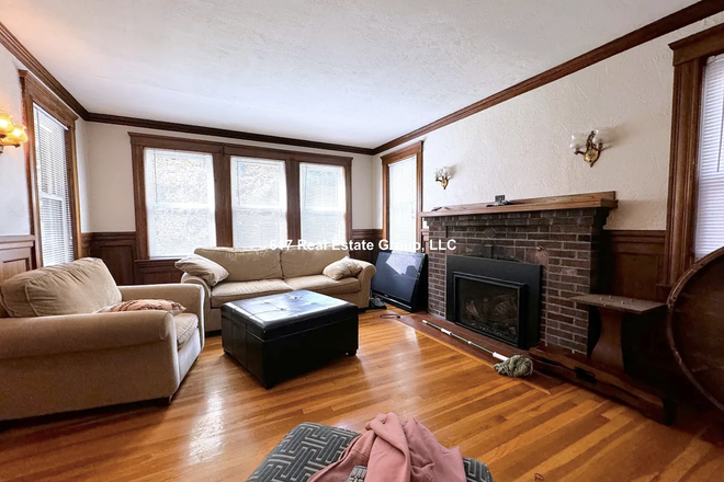Living Room - 2 Bedroom Spacious House w/ Deck Close to Campus
