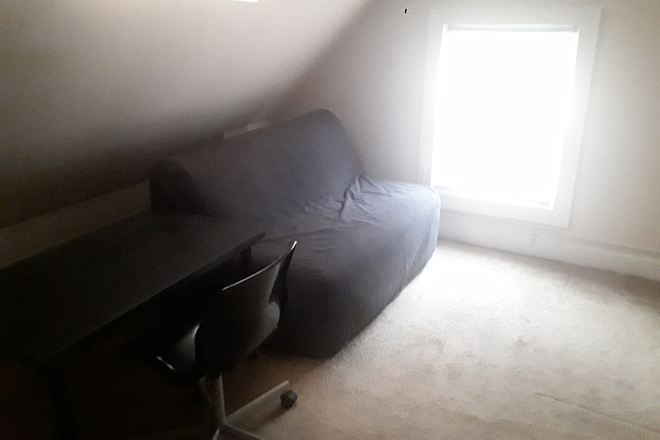 Available room - view facing windows - furniture included - Available $500/mo room for rest of the '25-26 school year House