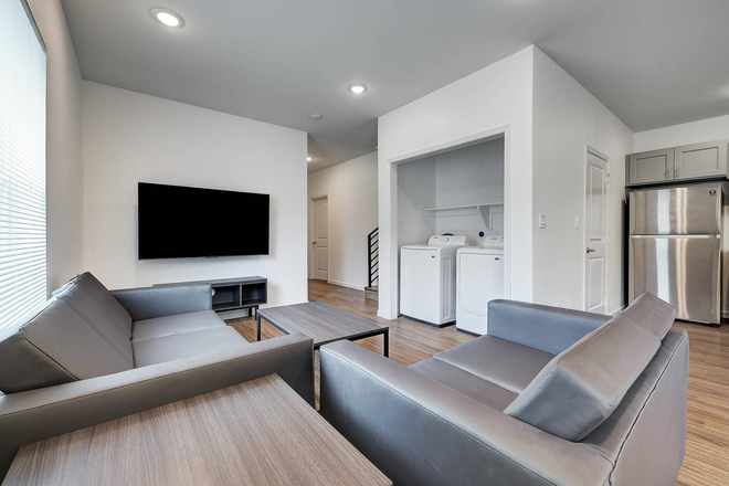 Livingroom - Individual Rooms Available in 6 Bed/6 Bath! Duplex