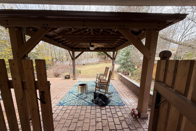 Pergola - 3000 SF House .5 mile to Goodwin 400ft to BT