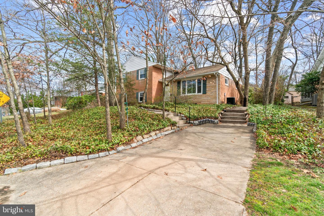 Front of the house - 5B/3B large house next to campus, 3 minute walk to UMD bus stop, 10-minute bike to Stamp