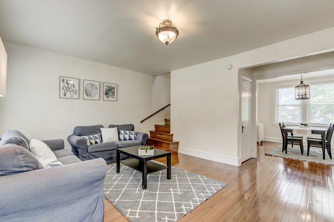 Entry - Totally Renovated !!!   - Two blocks to campus 2027-2028 Townhome