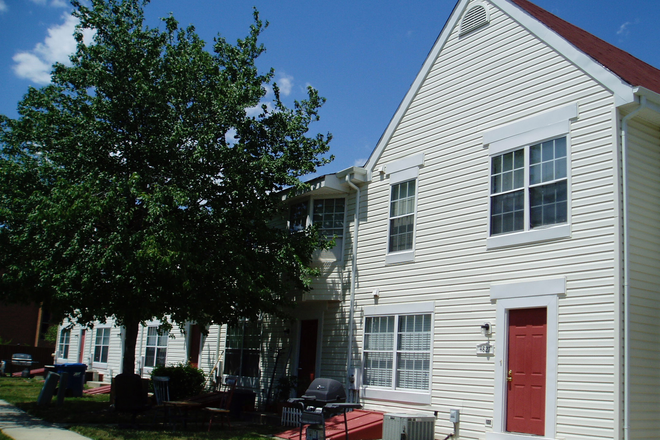 Front - 3-5 BR/2.5 Bath Townhouse:  Quick walk to campus/ located behind US1 McDonalds