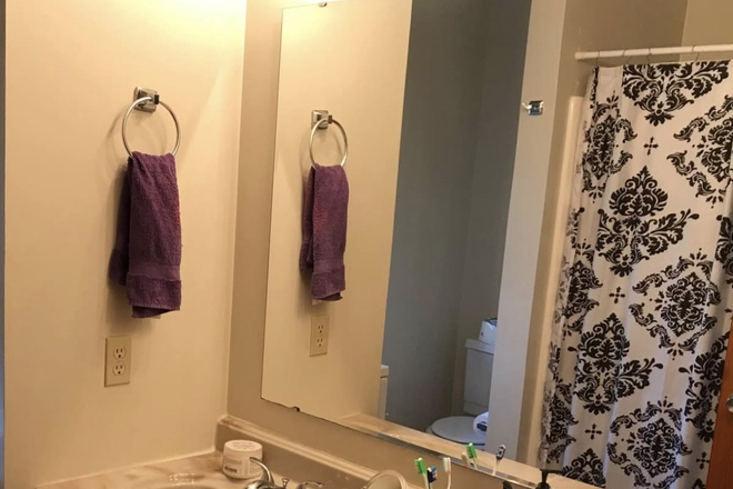 Bathroom - Catamount Apartments #9, 2 bedroom 1 bathroom duplex close to campus