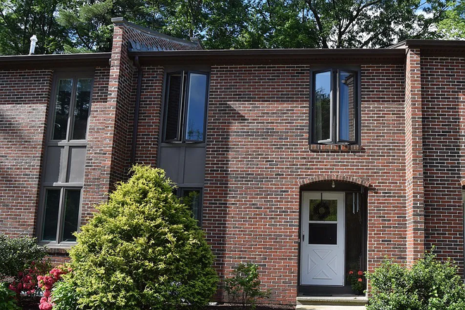 Outside appearance - 3B1.5B Two-Story Townhouse for Rent in Amherst | Quiet Scenic Neighborhood | Garage&Big Basement
