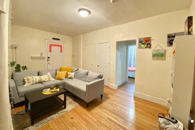 1 - NO BROKER FEE BU OFF CAMPUS 4 bedroom 1 Bath Avail 9/1 NO FEE! Condo