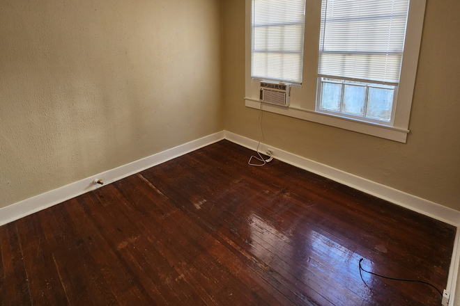 BEAUTIFUL FLOORS - CHARMING CORNER UNIT-STREET CAR ACCESS! Apartments