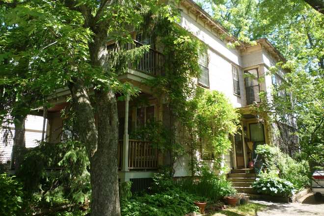 Street view 12 Howland Street - Cambridge, adjacent to Harvard campus, first floor 2 story house