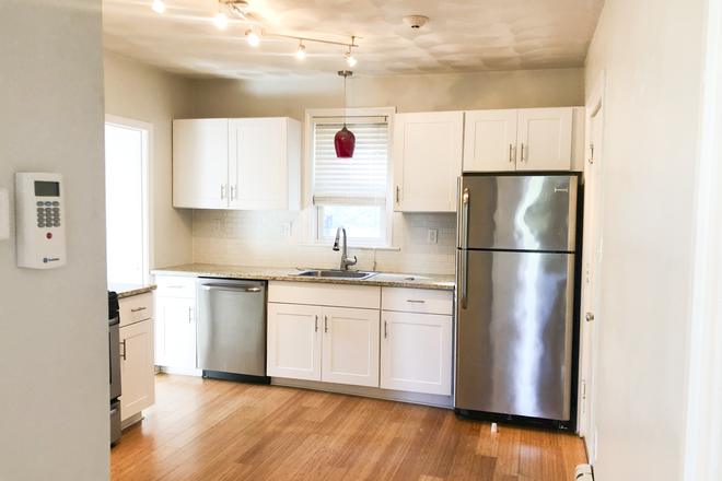Kitchen - 2 Bedroom apt over the bridge in EP, 1st floor, 2 parking spots, all hardwoods