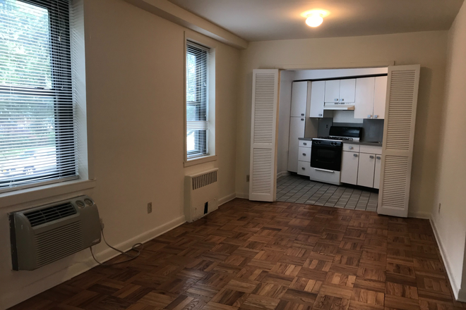 Dining Area - Huge Bright 2 Bedroom 2 bath Apt Bldg Garden City Border