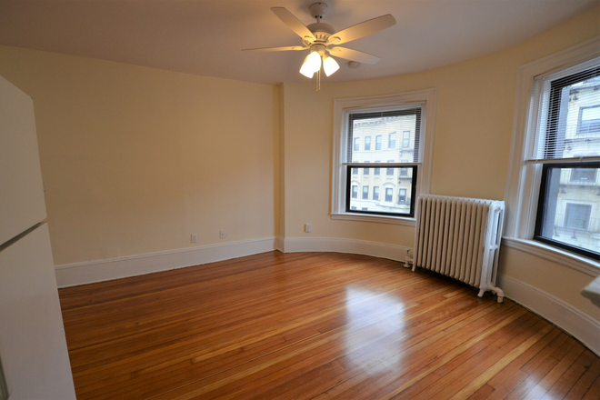 Living room - 2 Bed Available 9/1/26! *CONTACT NOAH 603-470-8181 Apartments